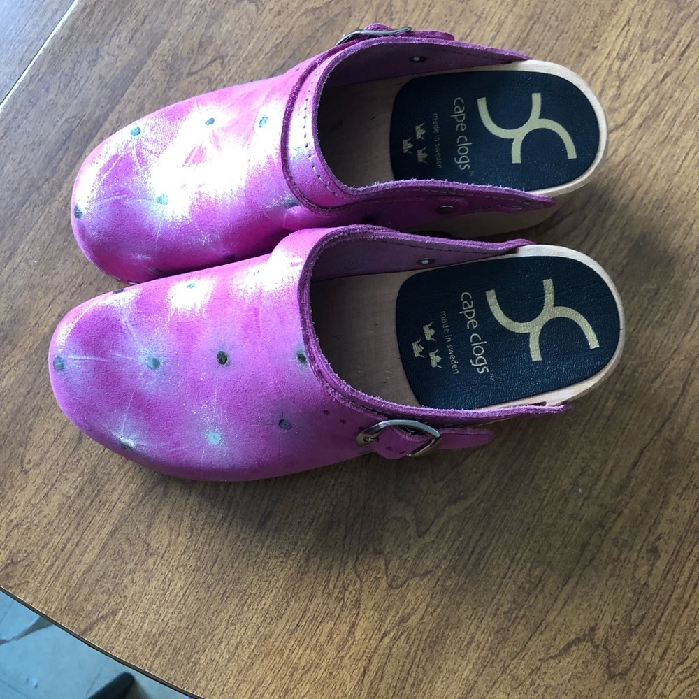 Cape clogs